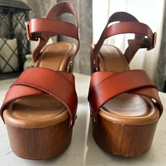 Like New Limelight Women’s Platform Sandal - Picture 12 of 14